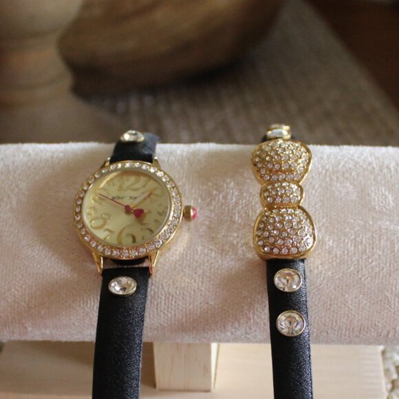 Brand New with Box/No tags, Stunning Betsey Johnson Wristwatch & Bracelet set - Picture 10 of 14